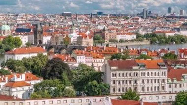 Timelapse, ünlü Charles Köprüsü ve Wenceslas, Çek Cumhuriyeti Prag eski şehir panoraması kırmızı çatılar. Prague castle yukarıdan görüntülemek