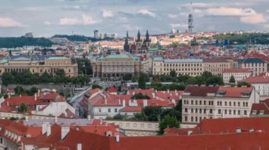 Prag 'da Güzel Manzara Çek Cumhuriyeti panoramik zaman çizelgesinde Akan Vltava Nehri, Manes Köprüsü Tyn ve Zizkov Televizyon Kulesi' nden önce kadınımızın kilisesi. Yukarıdan görüntüle