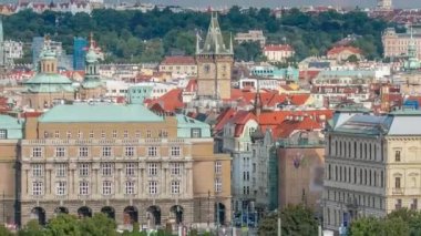 Güzel Görünümü Prag Çek Cumhuriyeti timelapse Akan Nehir Vltava, manes köprüsü, Tyn önce bizim bayan Kilisesi ve Arka Planda Zizkov Televizyon Kulesi ile. Prag yakınlarındaki yukarıdan görüntüle