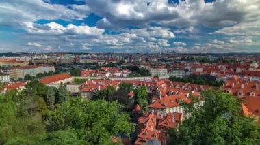 Prag 'ın kırmızı çatıları ve yeşil ağaçlarla kaplı Panorama' sı, Çek Cumhuriyeti 'nin ünlü Charles Köprüsü ve Vltava Nehri. Prag şatosunun yukarısından bak
