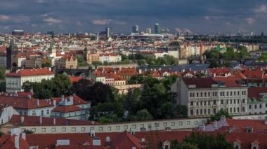 Timelapse, ünlü Charles Köprüsü ve Wenceslas, Çek Cumhuriyeti Prag eski şehir panoraması kırmızı çatılar. Yukarıdan gün batımından önce Prag Kalesi görüntülemek