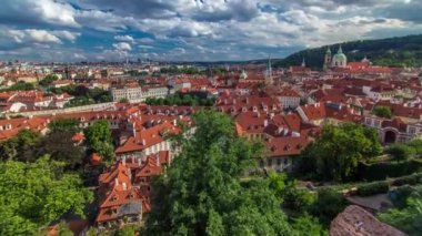 Timelapse, ünlü Charles Köprüsü ve Wenceslas, Çek Cumhuriyeti Prag eski şehir panoraması kırmızı çatılar. Prague castle yukarıdan görüntülemek