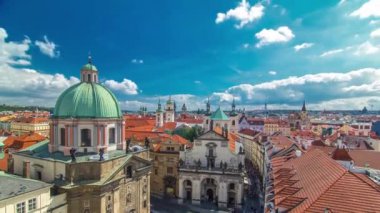 Kilise St Francis Assisi ve Prag timelapse St Salvator kilisede. Üstten görünüm Old Town Bridge Tower. Bulutlu gökyüzü güneşli gün