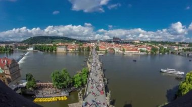 Charles Köprüsü ve Prag Kalesi zaman çizelgesi, Çek Cumhuriyeti 'ndeki Köprü Kulesi' nden panoramik görüntü. Güneşli bir günde bulutlu bir gökyüzü