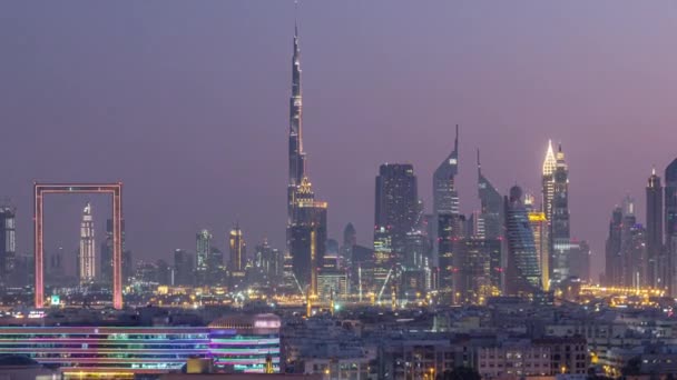 Dubai Creek Peyzaj Gün Gece Geçiş Timelapse Işıklı Modern Binalar — Stok video