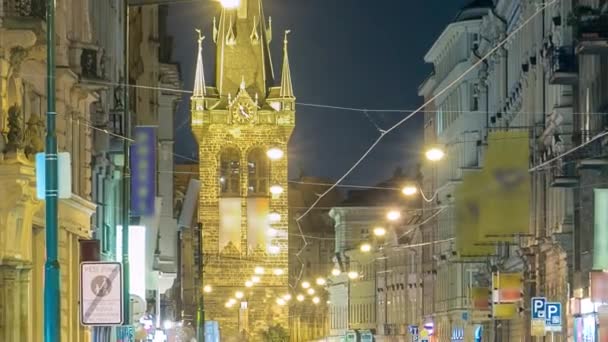 夕暮れの時間に 系統塔夜のタイムラプスでプラハのヴァーツラフ広場でトラムのレール トラムのトラックと道路上のトラフィック スクエアは プラハの中心部にあります チェコ共和国 — ストック動画