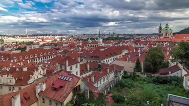 赤屋根のタイムラプス 有名なカレル橋 チェコ共和国のヴルタヴァ川とプラハ旧市街のパノラマ プラハ城の近くからの眺め 曇った空 — ストック動画