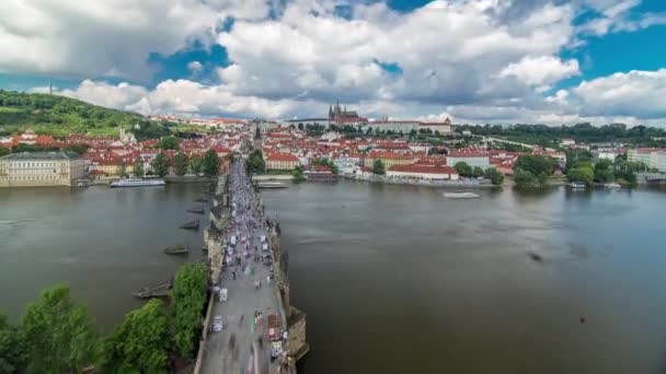 カレル橋とプラハ城のタイムラプス橋塔 チェコ共和国からの眺め 晴れた日には曇り空 — ストック動画
