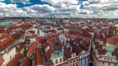 Prague, Çek Cumhuriyeti ile şehrin Aziz Jilji Kilisesi ve Ulusal Tiyatro içinde belgili tanımlık geçmiş geleneksel kırmızı çatılar görünümünü hava timelapse.