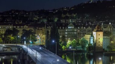 Çek Cumhuriyeti Prag 'daki Vltava Nehri' ndeki Jirasek Köprüsü 'nde trafik geceleri hava akımı zamanlaması. Dans salonunun tepesinden bak