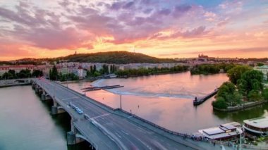 Prag Tepesi Petrin 'deki hava manzarası Owls Mills ve Jirasek Köprüsü' nden sonra güzel renkli gökyüzü, Çek Cumhuriyeti. Dans salonunun tepesinden bak