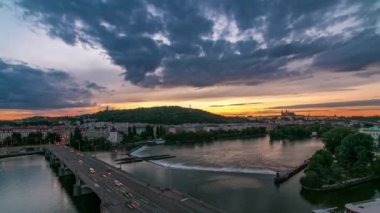 Prag Tepesi Petrin 'deki hava manzarası Owls Mills ve Jirasek Köprüsü' nden gece gündüz güzel renkli gökyüzü ve Çek Cumhuriyeti ile birlikte. Dans salonunun tepesinden bak