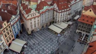 Prag 'daki Old Town Square' in panoramik görüntüsü belediye binasının tepesinden. Yaz gününde bulutlu bir gökyüzü.