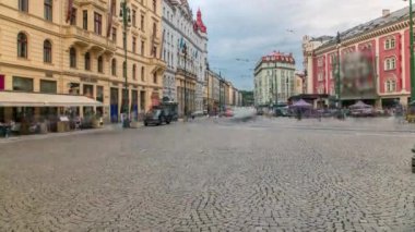 Prag'ın sembolü olan tramvay - Prag Namesti Republiky istasyonu timelapse tarafından Old Town Stare Mesto sokak araba dönüm. Prag, Çek Cumhuriyeti. Bulutlu gökyüzü