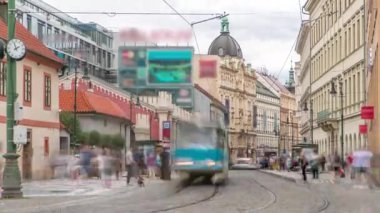Prag Namesti-bliky istasyon saatine göre Old Town 'daki tramvay istasyonu Mesto' da dönüyor. Prag, Çek Cumhuriyeti. Yolda trafik vardı.