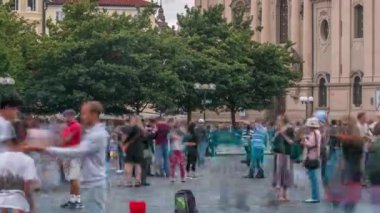 Aziz Nikolaos Kilisesi ağaçlar timelapse Prag, Çek Cumhuriyeti için arkasında. Eski Şehir Meydanı üzerinde yürüyen insanlar