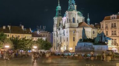 Prag'ın Oldtown Meydanı'ndaki Barok Aziz Nicholas Katedrali'nde gece saatlerinde Jan Hus anıtı aydınlatıldı. Turistler etrafta dolaşıyor