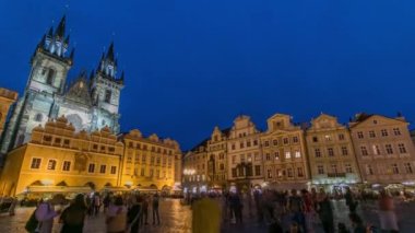 Prag'da büyülü Eski Şehir Meydanı timelapse gece aydınlatmaları, görünür Kinsky Sarayı ve Our Lady Tyn 1365 Kilisesi masal gotik kuleleri vardır.