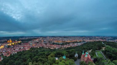 Çek Cumhuriyeti 'ndeki Petrin Gözlem Kulesi' nden Prag şehrine geçiş zamanı panoramik görüntüsü için harika bir gün. Yaz gününde Coudy gökyüzü.