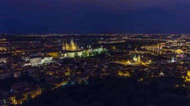 Çek Cumhuriyeti 'ndeki Petrin Gözlem Kulesi' nden gelen şatoyla Prag 'a harika bir gece manzarası. Yaz akşamında Coudy gökyüzü