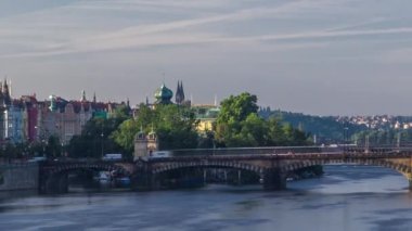 Lejyonlar En legii ve Ulusal Tiyatro binası nın köprü ile ilçe Strelecky ostrov Vltava nehir timelapse, Prag, Çek Cumhuriyeti