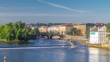 Lejyonlar Köprüsü ile ilçe Strelecky ostrov Vltava nehir timelapse En legii sabah erken, Prag, Çek Cumhuriyeti