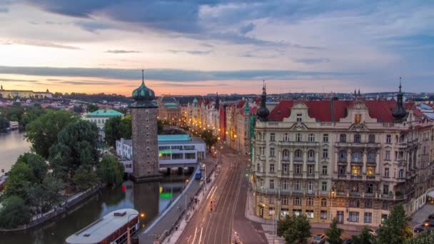 西特科夫斯卡水塔的时间和道路上的交通在布拉格的老市中心日夜不停的变化 教科文组织的世界遗产所在地 从舞池顶部俯瞰空中 — 图库视频影像