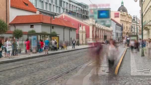 Σταθμός Τραμ Ένα Δρόμο Αυτοκίνητο Στροφή Στην Παλιά Πόλη Stare — Αρχείο Βίντεο