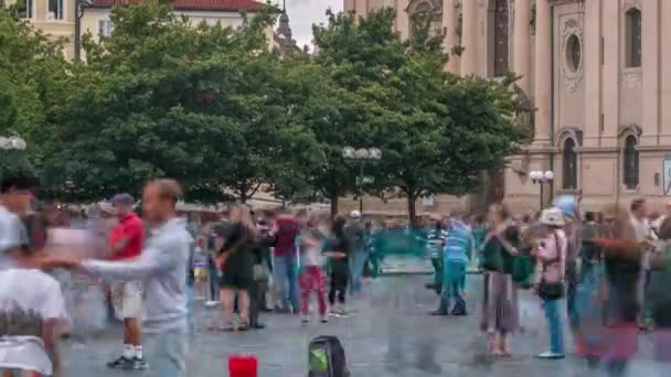 Den Kyrkan Nicholas Bakom Träd Timelapse Prag Tjeckien Människor Torget — Stockvideo
