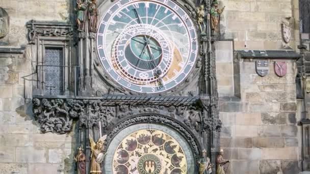 プラハの旧市街広場のタイムラプスにある中世の天文時計の夜景 番組を見ている人は — ストック動画