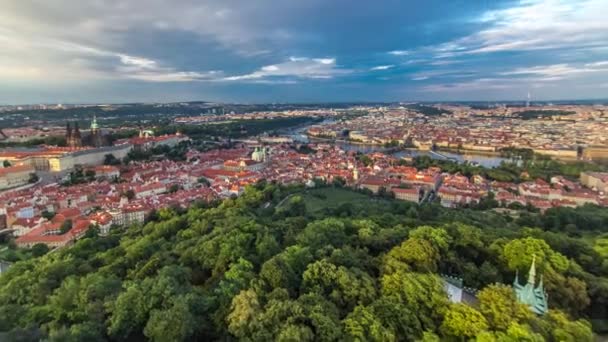 美妙的 Timelapse 从捷克共和国的 Petrin 观察塔观看布拉格城 日落前的蓝天白云 — 图库视频影像