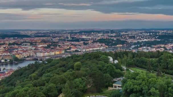 Çek Cumhuriyeti Ndeki Petrin Gözlem Kulesi Nden Prag Yeşil Park — Stok video