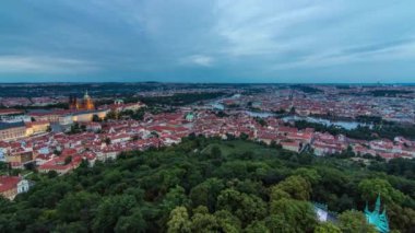 Gün batımından sonra Çek Cumhuriyeti 'ndeki Petrin Gözlem Kulesi' nden Prag şehrine geçiş zamanı panoramik görüntüsü. Yaz akşamında Coudy gökyüzü