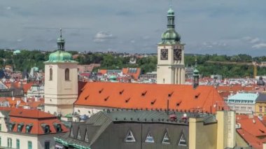 Prag 'daki Pudra Kulesi' nden Eski Şehir 'e kadar en yüksek görüntü. Saat kulesi olan tarihi ve kültürel bir anıt. Prag, Çek Cumhuriyeti.