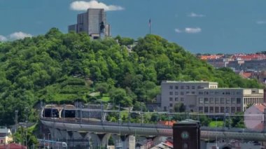 Prag'daki toz kulesinden rrailway tüneli ile Vitkov Anıtı'na kadar en iyi manzara. Tarihi ve kültürel anıt. Yer turistler arasında özellikle popüler. Prag, Çekçe