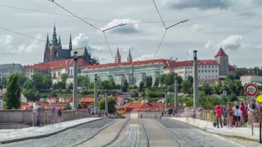 Çek Cumhuriyeti 'nin Prag şehrinde Manes Köprüsü' ndeki Manesuv Most ve ünlü Prag Kalesi 'nden geçen kırmızı tramvay. Sokakta trafik vardı.