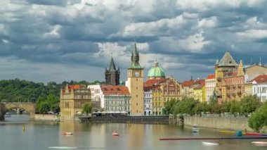 Charles Köprüsü ve nehrin Prag tarihi binalar timelapse. Old Town Watereworks Kulesi, Staromestsky su kulesi. Prague, Çek Cumhuriyeti.