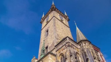 Old Town şehir Hall Prag timelapse, Eski Şehir Meydanı, Hollanda üzerinden görüntüleyin. Mavi gökyüzü güneşli gün