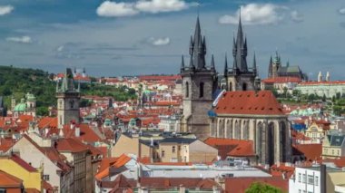 Prag 'daki Pudra Kulesi' nin yüksekliğinden Eski Şehir 'e kadar. Tarihi ve kültürel anıt. Bu yer özellikle turistler arasında popüler. Prag, Çek Cumhuriyeti.