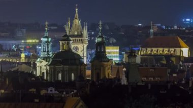 Prag gece timelapse, fantastik eski şehir sırasında alacakaranlık kuleleri ve gece aydınlatma, Çek Cumhuriyeti, Avrupa ünlü dönüm noktası ile çatılar. Letensky bahçeleri Prag'dan Panoraması
