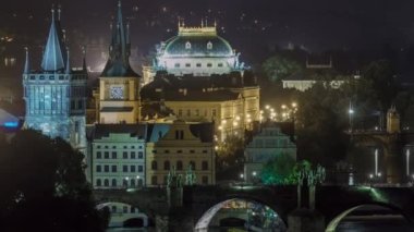 Doğal görünümü Vltava Nehri gece timelapse köprülerde ve Prag'ın tarihi merkezi: bina ve yapılar, Charles Köprüsü, eski şehir Kulesi ve Ulusal Tiyatrosu ile eski şehir.