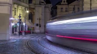 Prag 'daki kemer altında tramvayın geçtiği ışıklı malostranske namesti meydanının gece görüşü. Aziz Nicolas Kilisesi 'yle ünlüdür. PRAG, ÇEK CUMHURİYETİ
