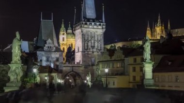 St Nicholas Katedrali ve Charles Köprüsü, Çek Cumhuriyeti Köprü Kulesi timelapse ile Prag Lesser Town gece Görünümü