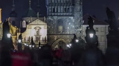 Stare Mesto Kulesi timelapse adı verilen muhteşem Gotik yapı, 14. Prag, Çek Cumhuriyeti