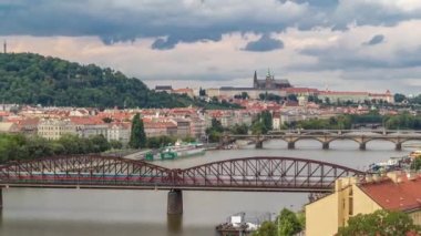 Višegrad gözlem güvertesinden Prag zaman çizelgesinin havadan görüntüsü. Prag 'da. Çek Cumhuriyeti. Vltava nehri ve köprüler. Kara bulutlu fırtınalı hava