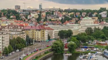 Višegrad gözlem güvertesinden Prag zaman çizelgesinin havadan görüntüsü. Prag 'da. Çek Cumhuriyeti. Kırmızı çatılar ve yoldaki trafik. Kara bulutlu fırtınalı hava