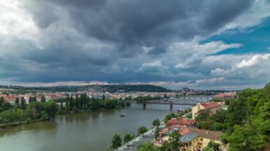 Visegrad gözlem güvertesinden Prag zamanının hava panoramik görüntüsü. Prag 'da. Çek Cumhuriyeti. Vltava nehri ve köprüler. Kara bulutlu fırtınalı hava
