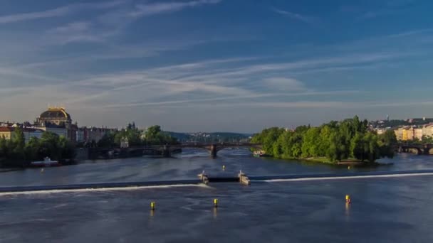 Vltava川のタイムラプスハイパーラプスは レジオンズほとんどのレギーと国立劇場の建物早朝 プラハ チェコ共和国の橋と地区ストレッキーオストロフでハイパーラプス チャールズ橋から — ストック動画