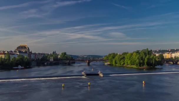 Vltavská Řeka Okrese Strelecky Mostem Mezi Legii Legií Budovou Národního — Stock video