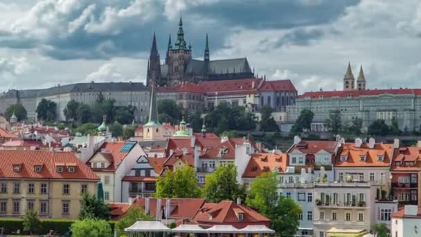 Karlův Most Pražský Hrad Pohled Nábřeží Vltavou Česká Republika Zatažená — Stock video